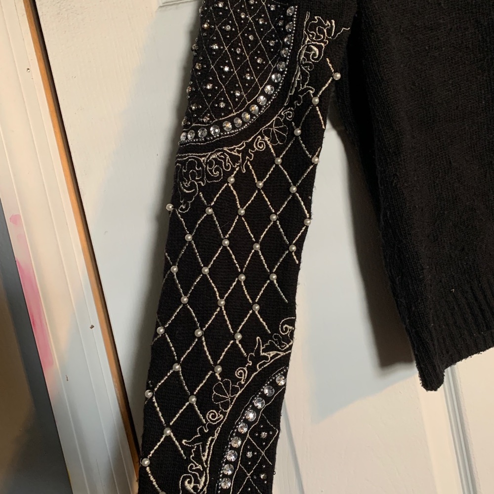 Embroidered sleeve sweater - Picture 2 of 4
